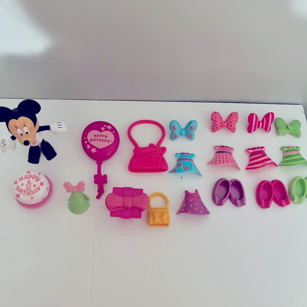 2010 Mattel Disney Birthday Minnie Mouse With18pc Accessories Collectables